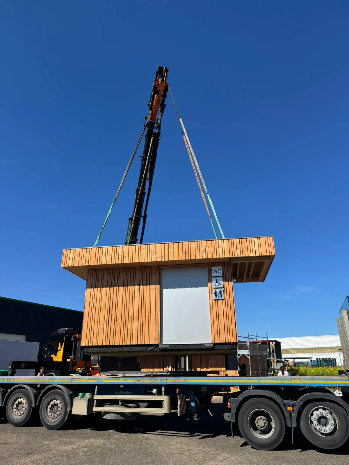 Module levé par la grue au-dessus de son camion