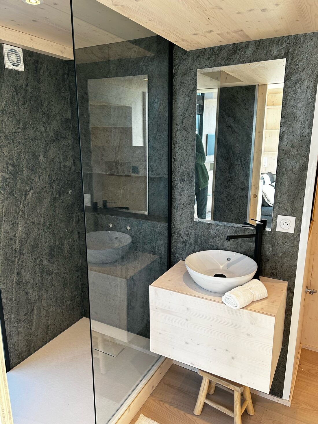 Salle de bain d'un module Hoummi : douche à l'italienne vitrée et vasque sur meuble en bois