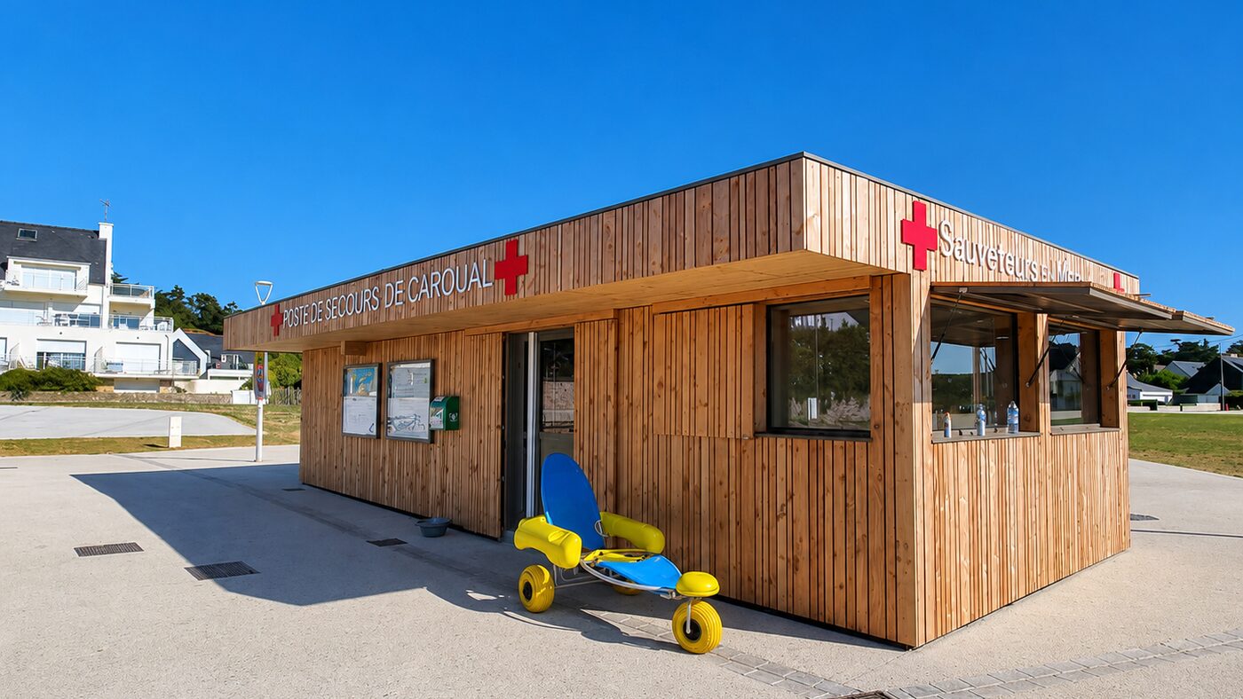 Le poste de secours de Caroual, à Erquy : bardage bois vertical, auvent ouvert sur le comptoir des sauveteurs