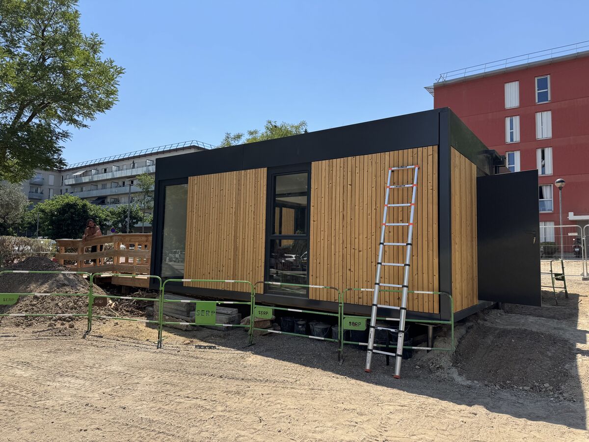 Le module Erilia posé en cœur d'îlot à La Ciotat, bardage bois clair, soubassement anthracite