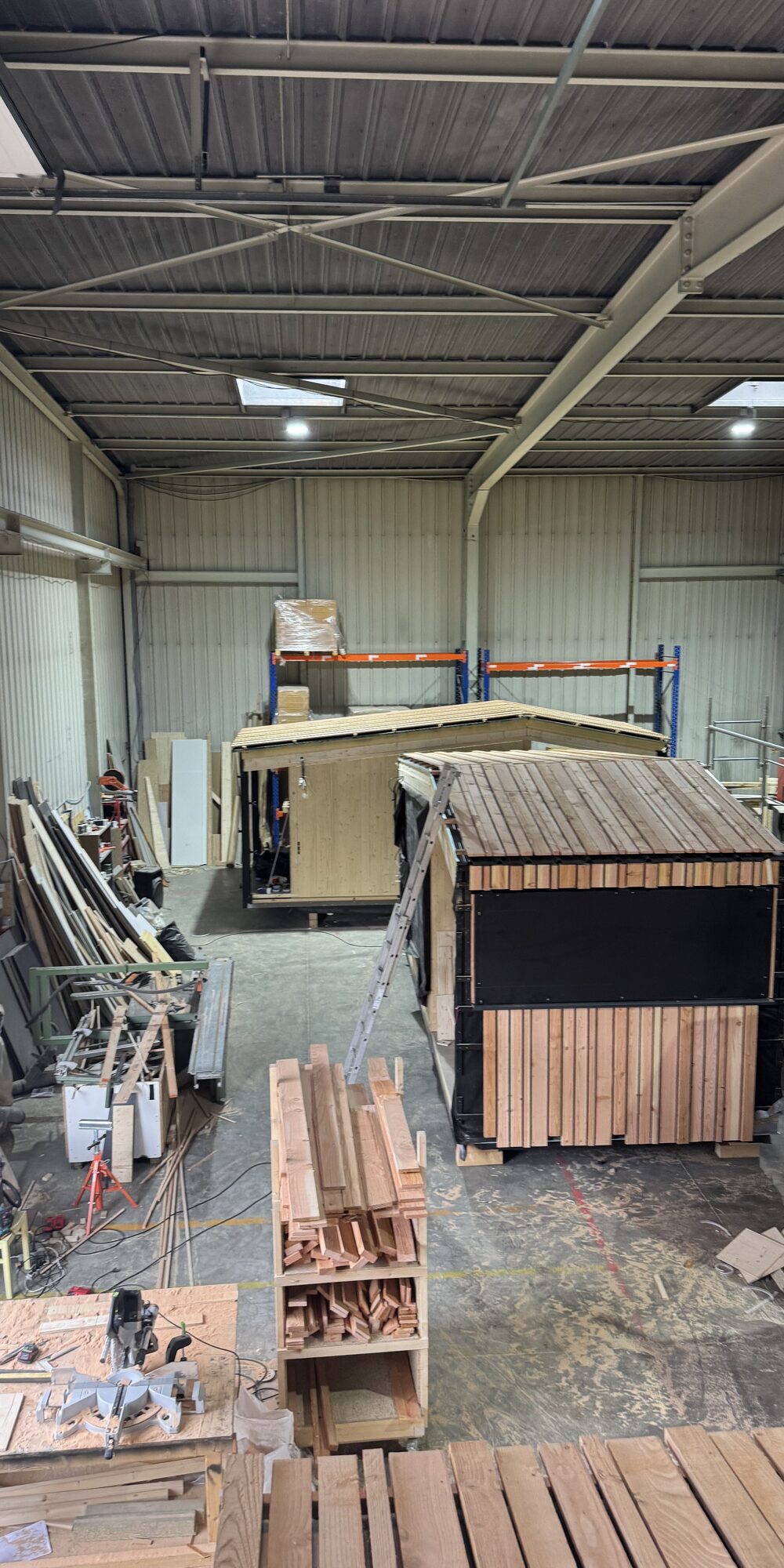 La halle de l'atelier Hoummi à Munster, deux modules en fabrication