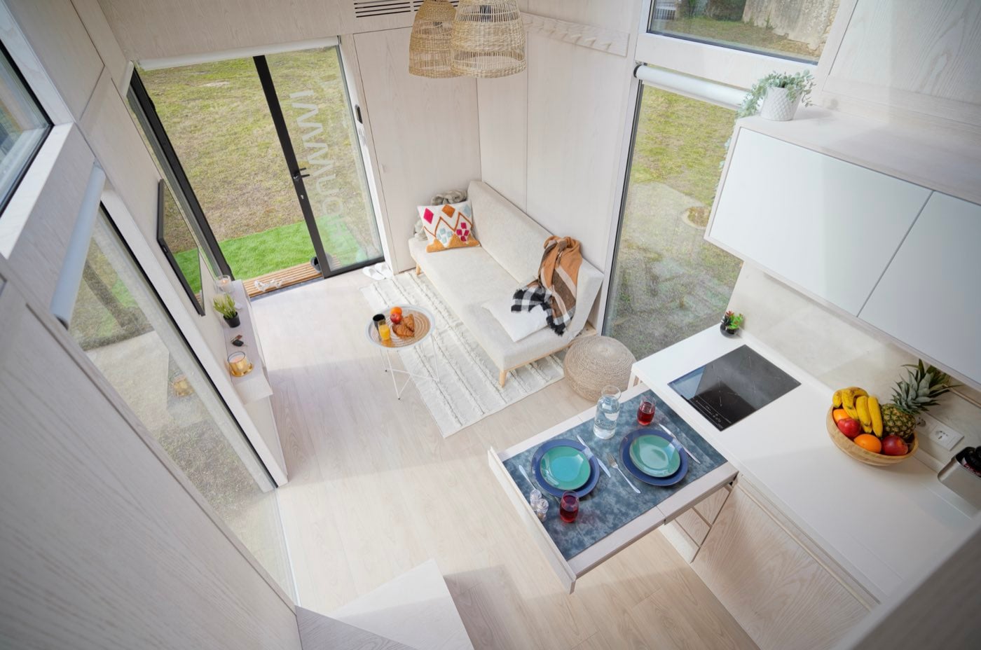 Cuisine vue en plongée, plan de travail et rangements intégrés