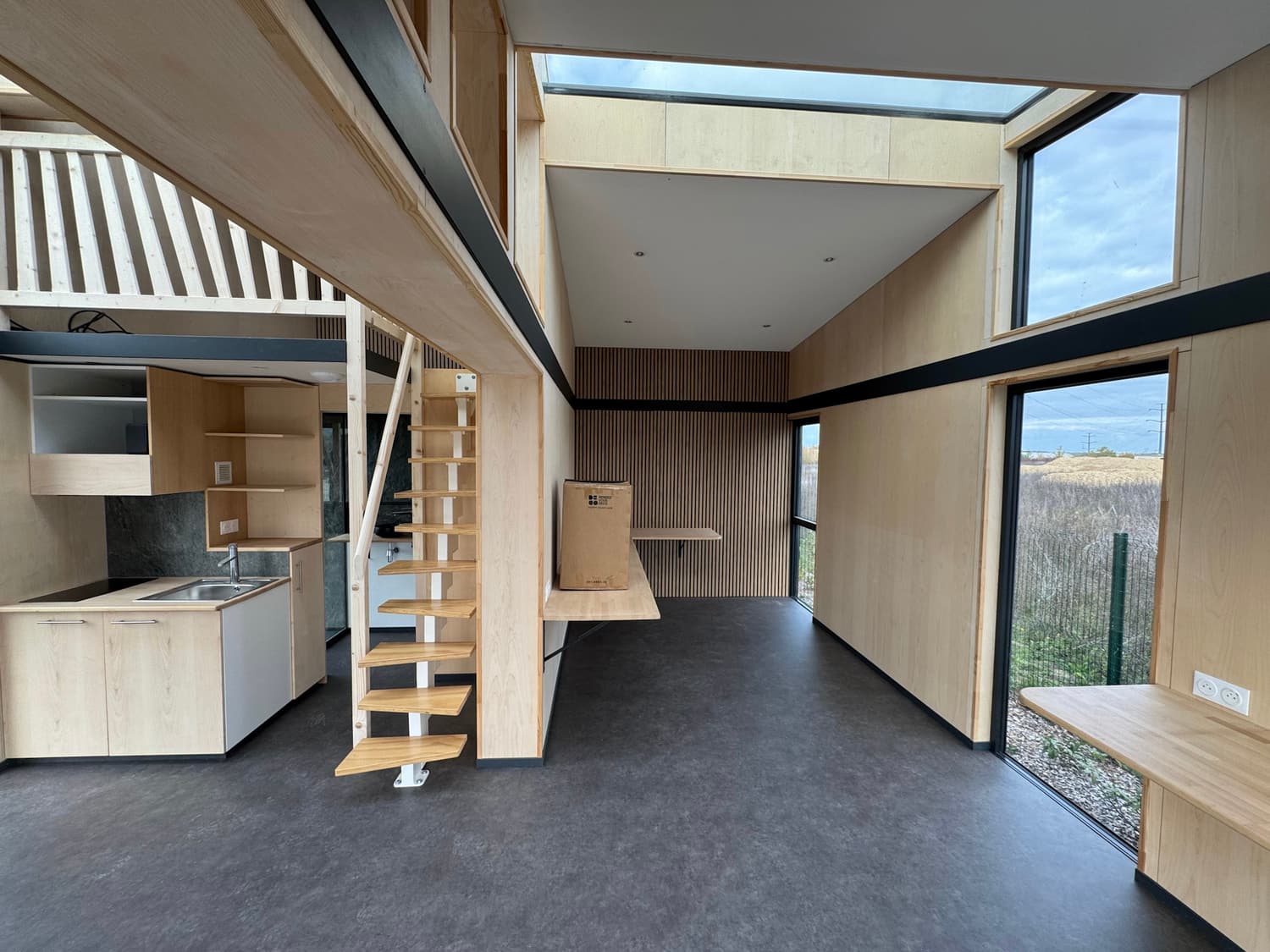 Escalier de mezzanine et cuisine intégrée sur mesure