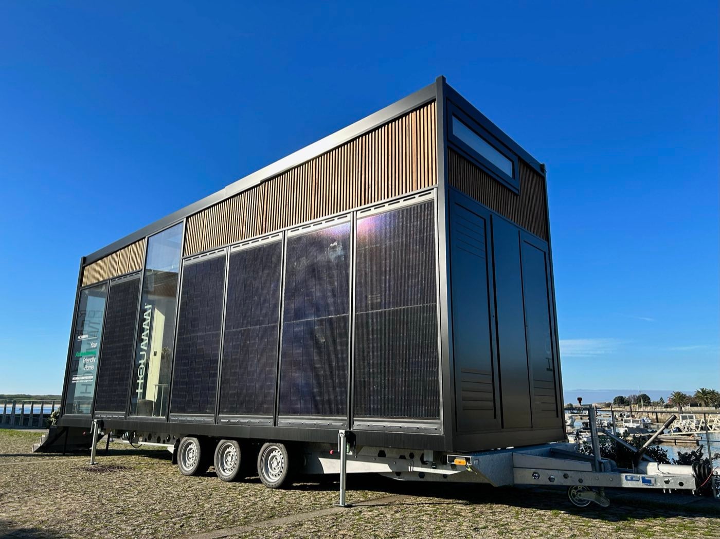 Module Hoummi entièrement bardé de panneaux photovoltaïques, chargé sur sa remorque à trois essieux