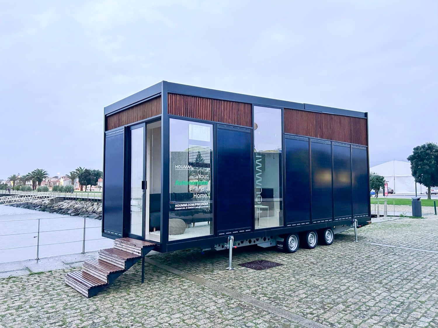 Tiny House Hoummi vitrée sur sa remorque, prête au départ