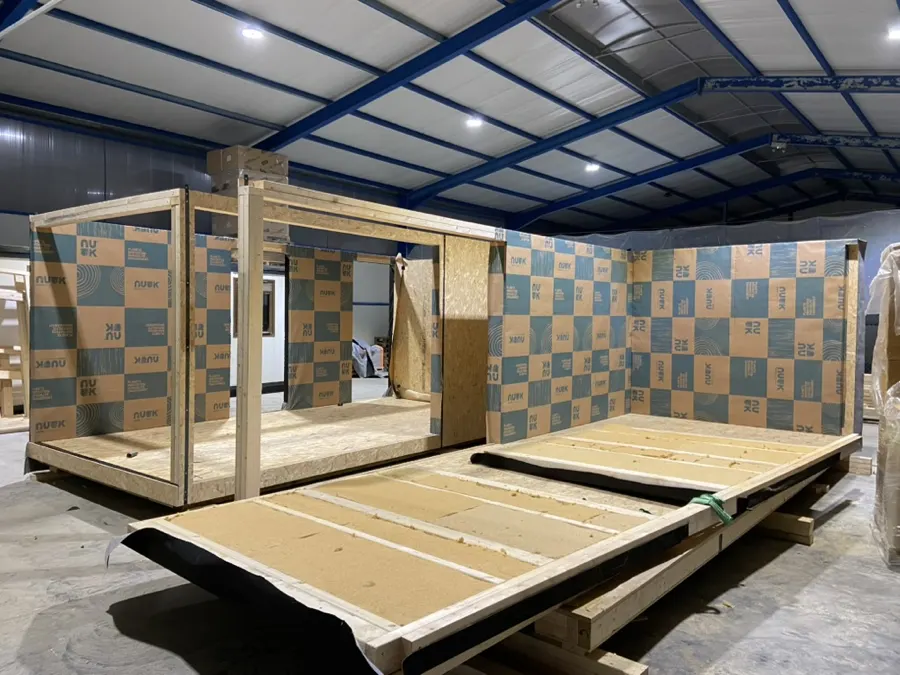 Ossatures bois et panneaux d'un module Hoummi en attente de montage dans l'atelier de Munster