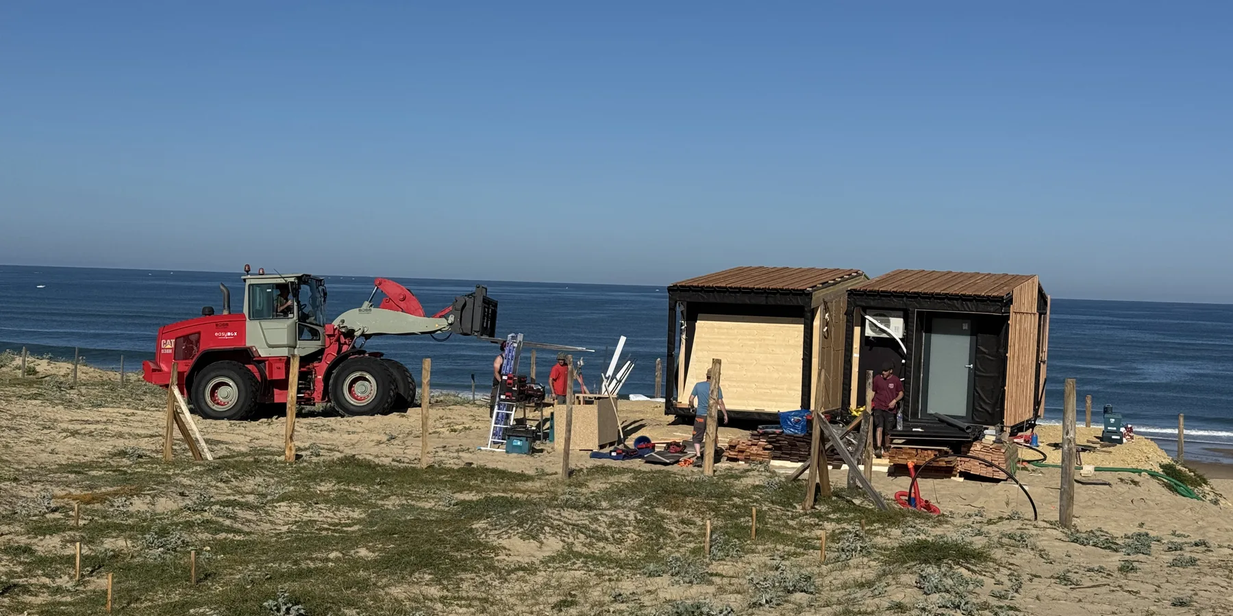 Deux modules du poste de Soorts-Hossegor en cours d'assemblage sur la dune, face à l'océan
