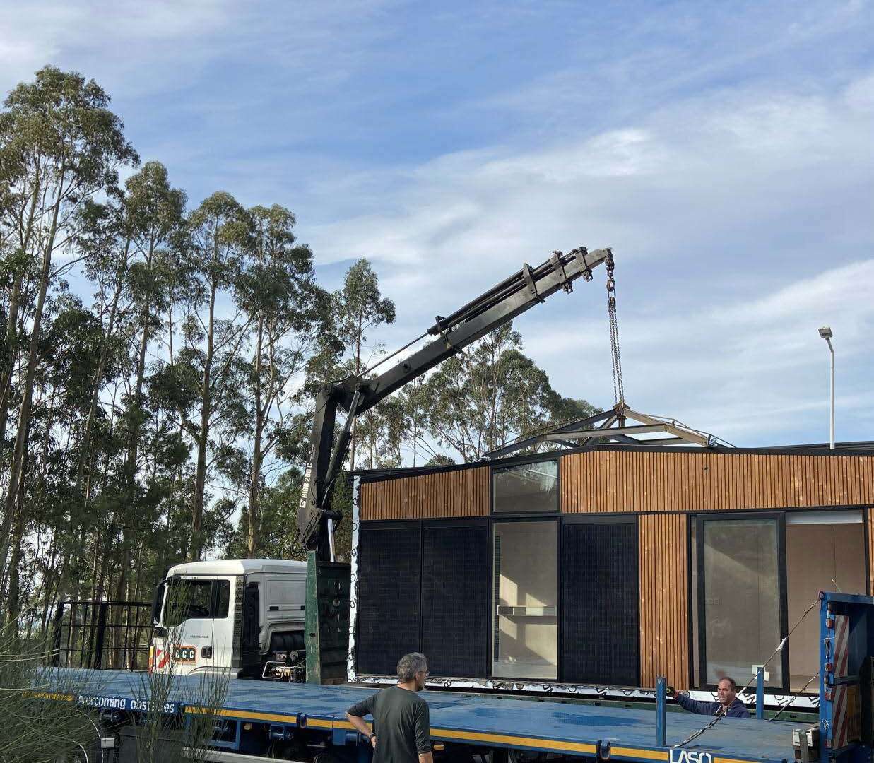 Module Hoummi transporté sur un plateau camion