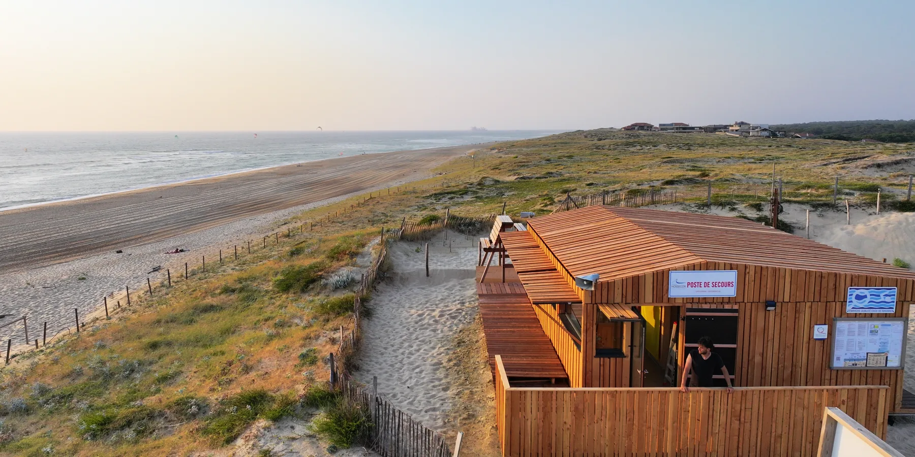 Poste de secours Hoummi de Soorts-Hossegor, bardé de Douglas, en surplomb de la plage
