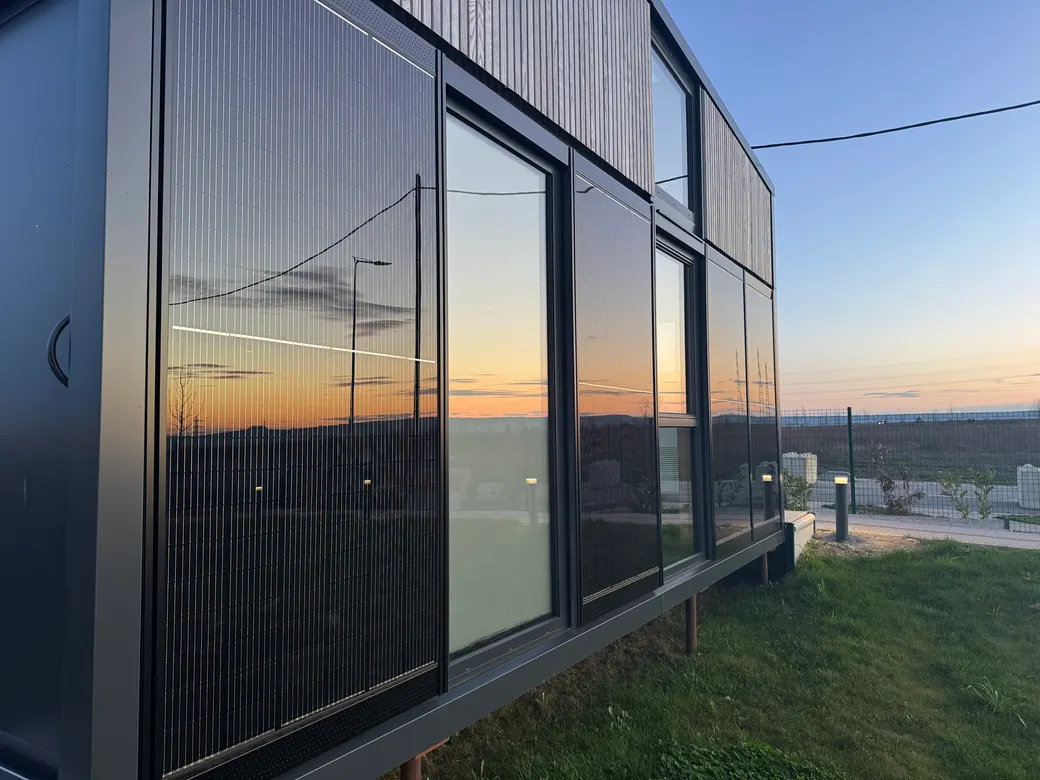 Façade photovoltaïque du démonstrateur de Bezannes au couchant