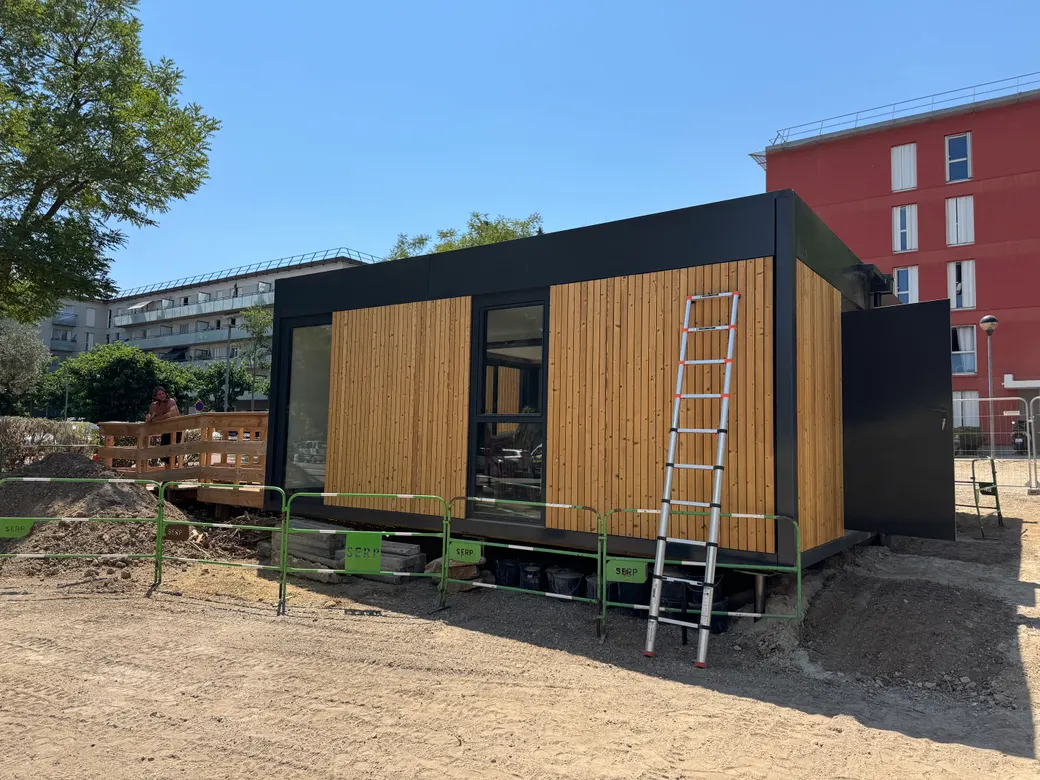 Module Erilia posé en cœur d'îlot à La Ciotat