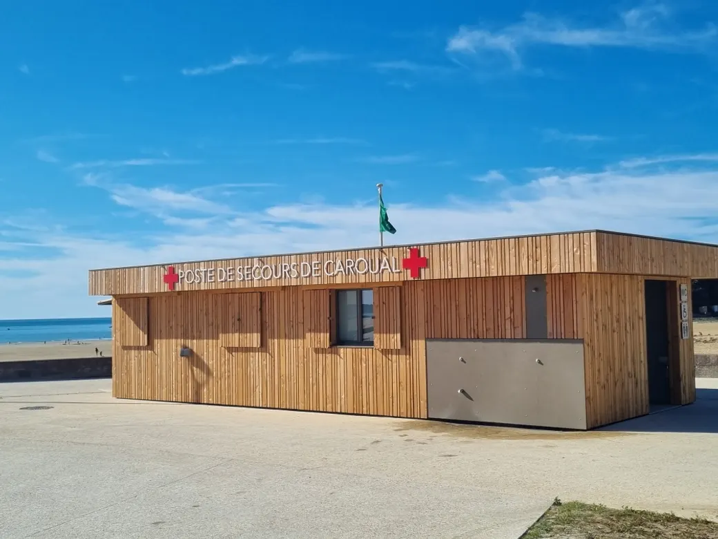 Poste de secours de Caroual vu depuis la plage, à Erquy