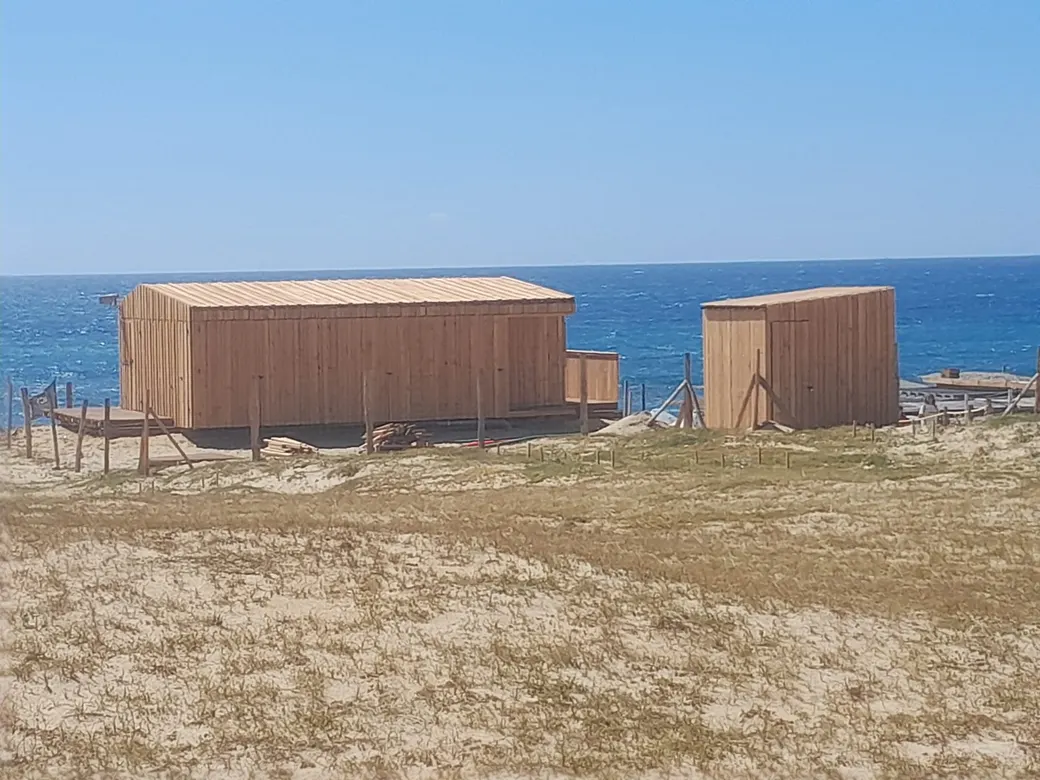 Les deux volumes du poste d'Hossegor face à l'océan