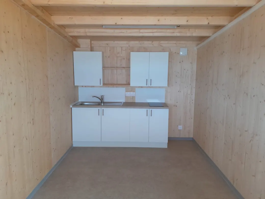 Kitchenette et plafond bois du poste d'Hossegor