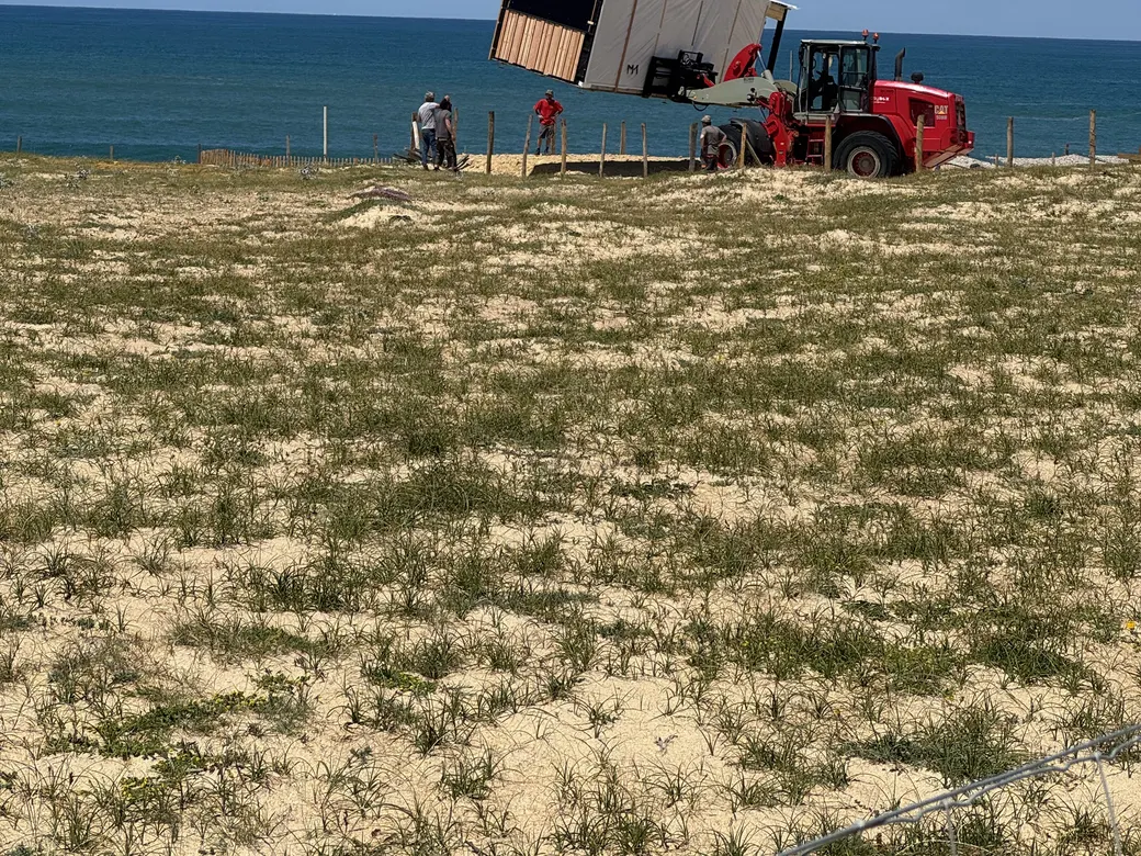 Module Hoummi porté au-dessus de la dune à Hossegor
