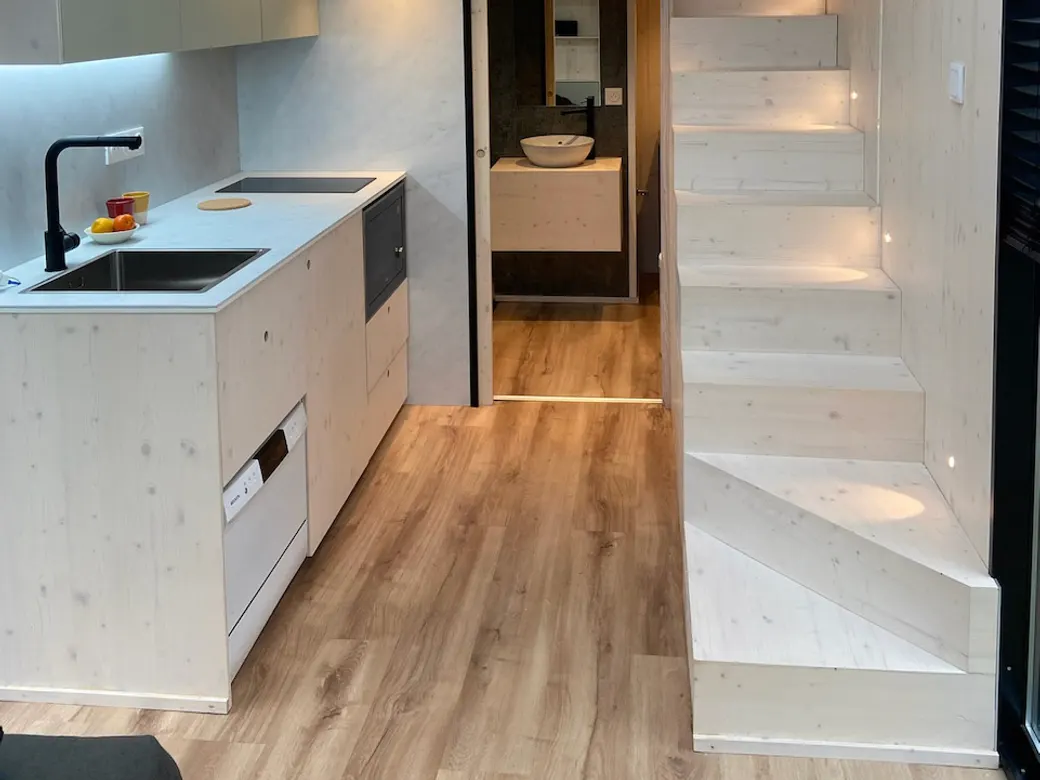 Cuisine et escalier d'une tiny house à Parthenay