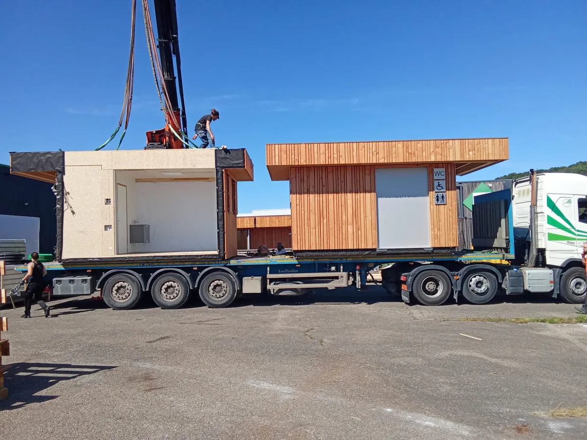 Deux modules Hoummi chargés sur un plateau dans la cour de l'atelier de Munster