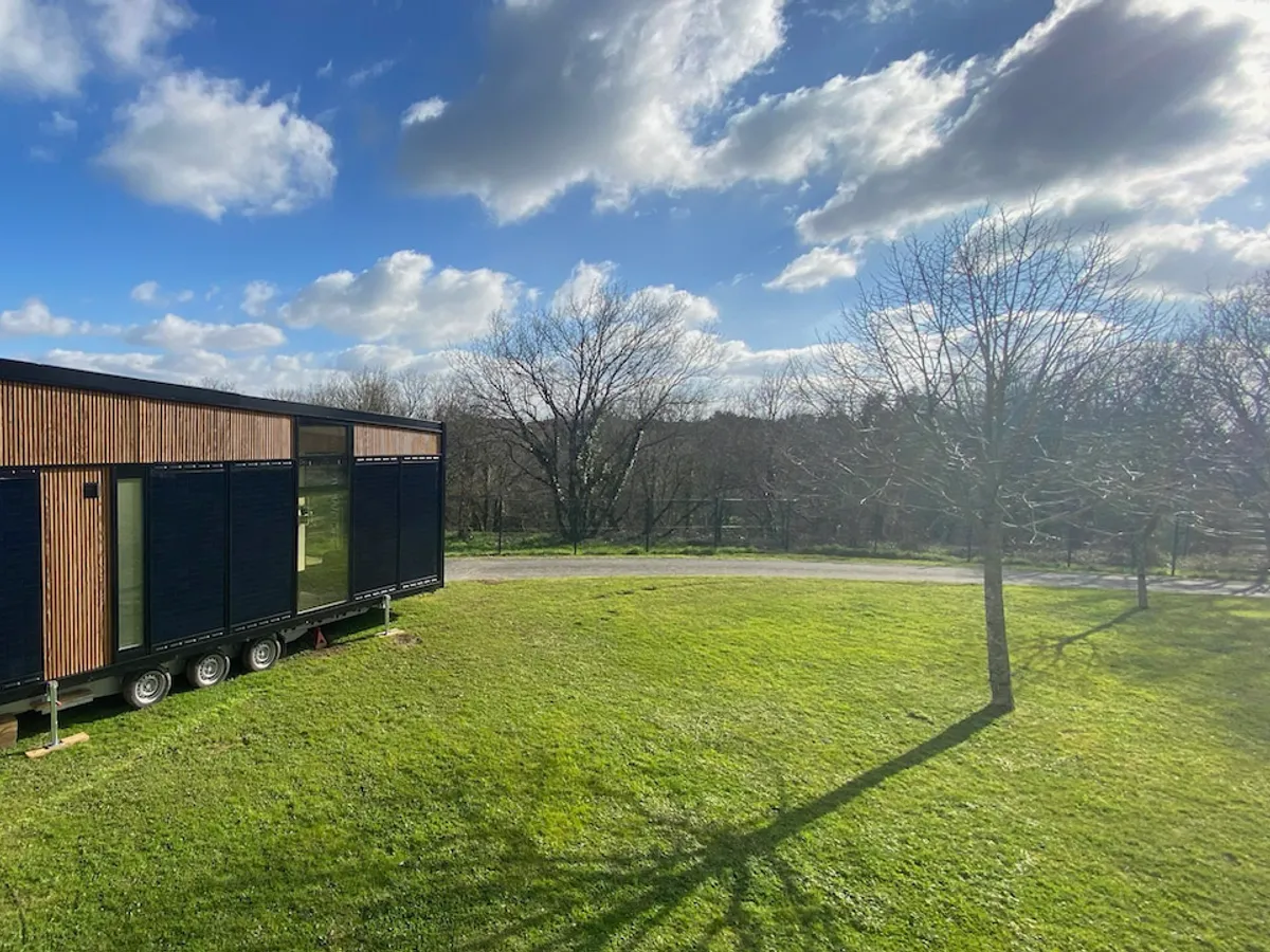 Module Hoummi sur remorque, façade photovoltaïque, posé sur une pelouse à Parthenay
