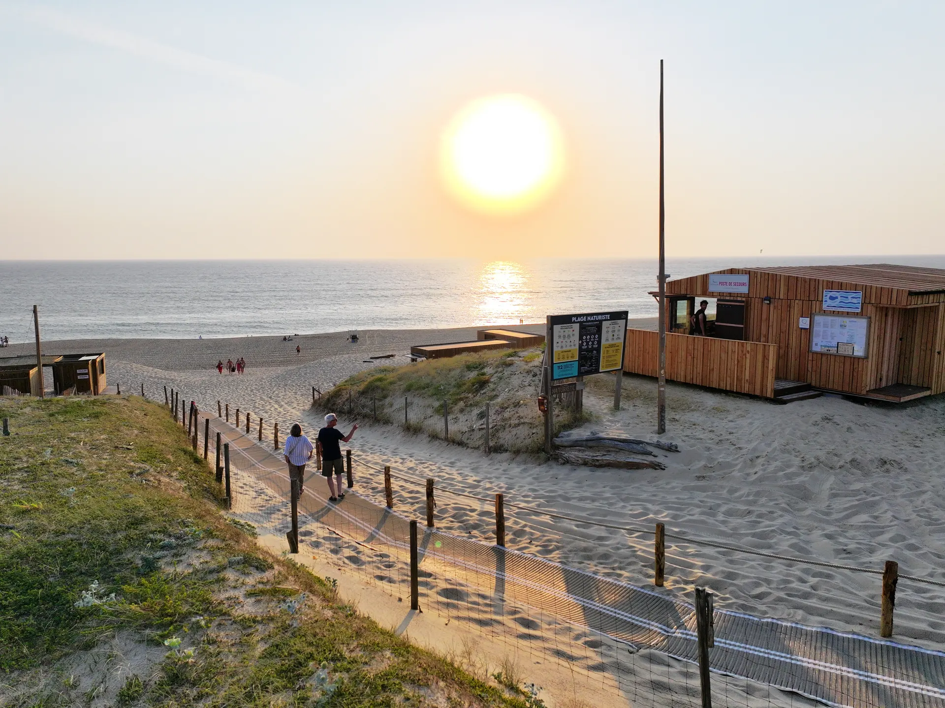 Poste de secours d'Hossegor au soleil couchant