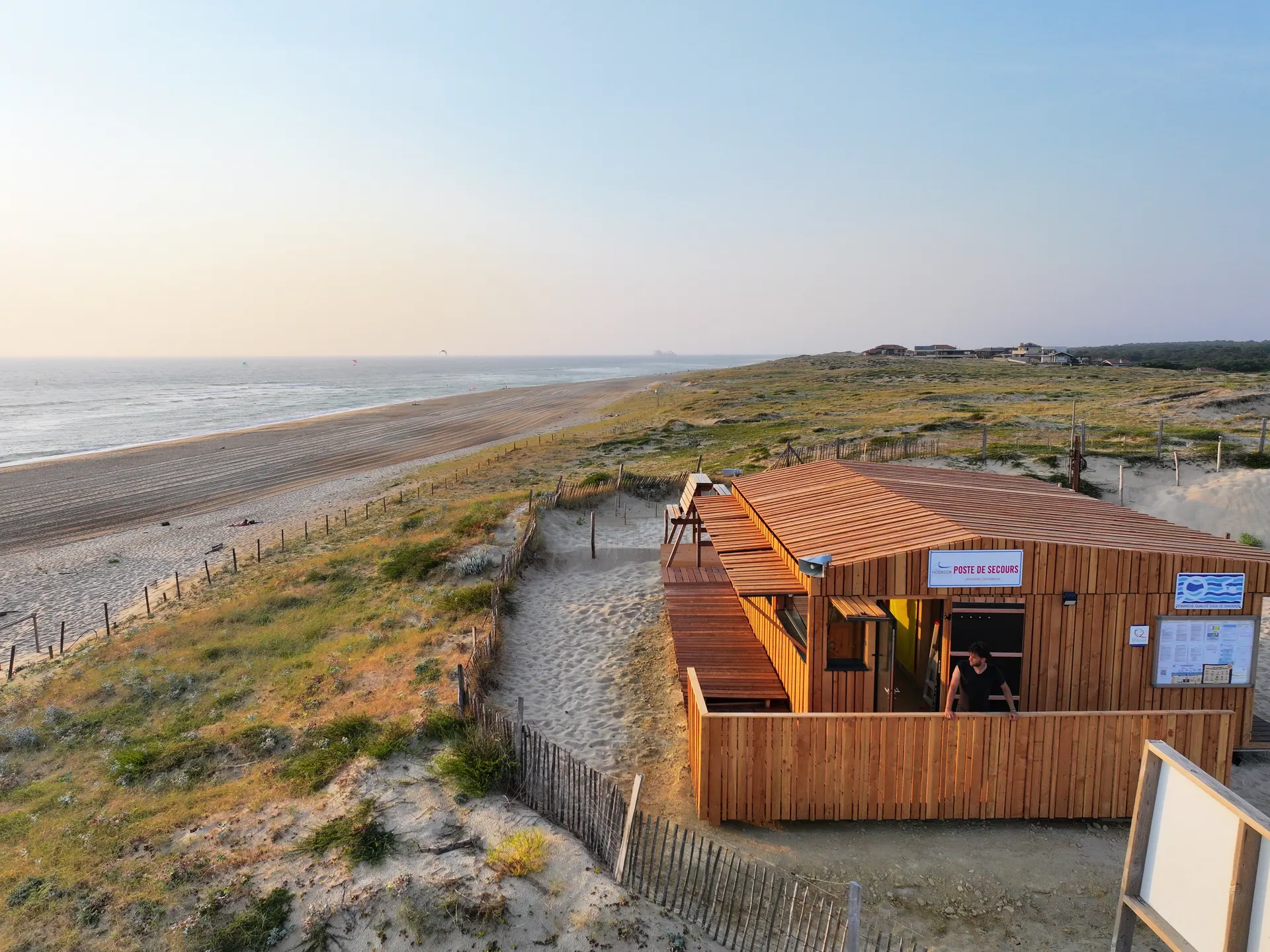 Poste de secours Hoummi en surplomb de la plage, à Soorts-Hossegor
