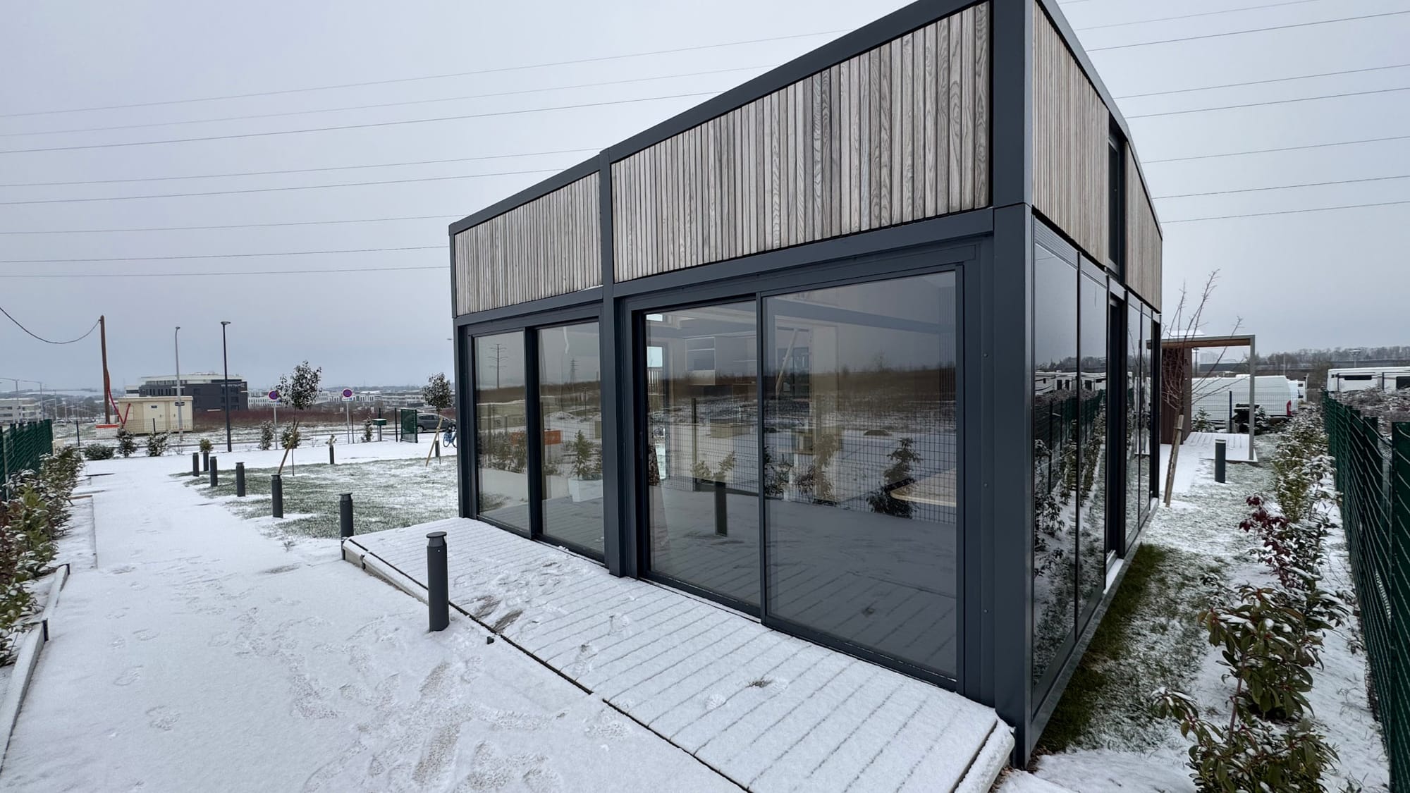 Façade longue d'un module Hoummi sous la neige